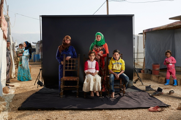 ■ Khawle and her family. 가족을 잃은 시리아 난민의 가족사진.  ⓒ Dario Mitidieri