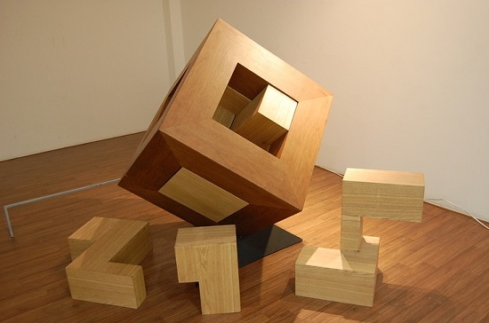 ■ CUBE-Ⅱ <탈옥할 탈>, 120×120×120㎝, Wood, Installation of video, 2010